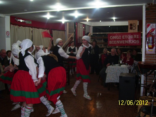 Las dantzaris del Euskal Odola alegraron la fiesta del 146 aniversario de Ayacucho (fotosEE)